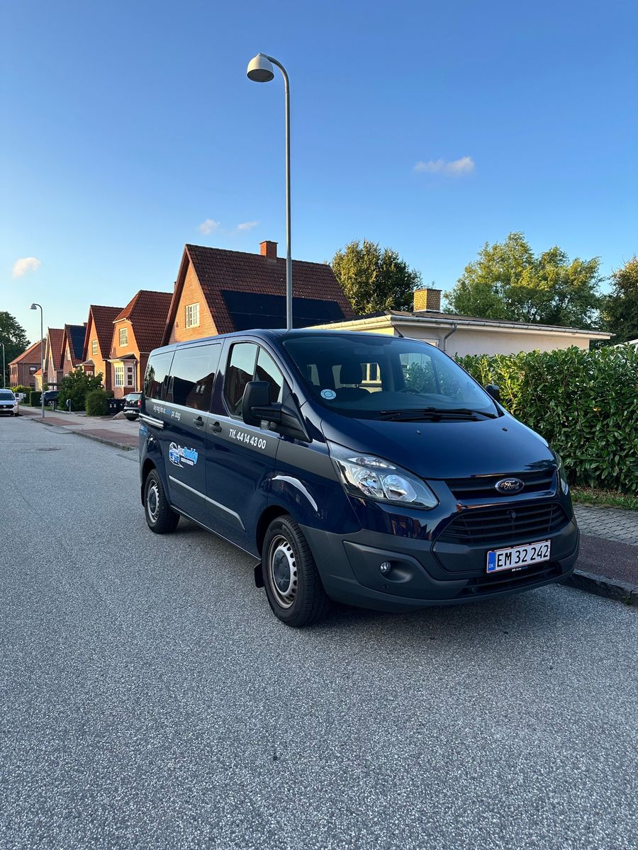 Vores Ford Transit Custom minibus med plads til 9 personer